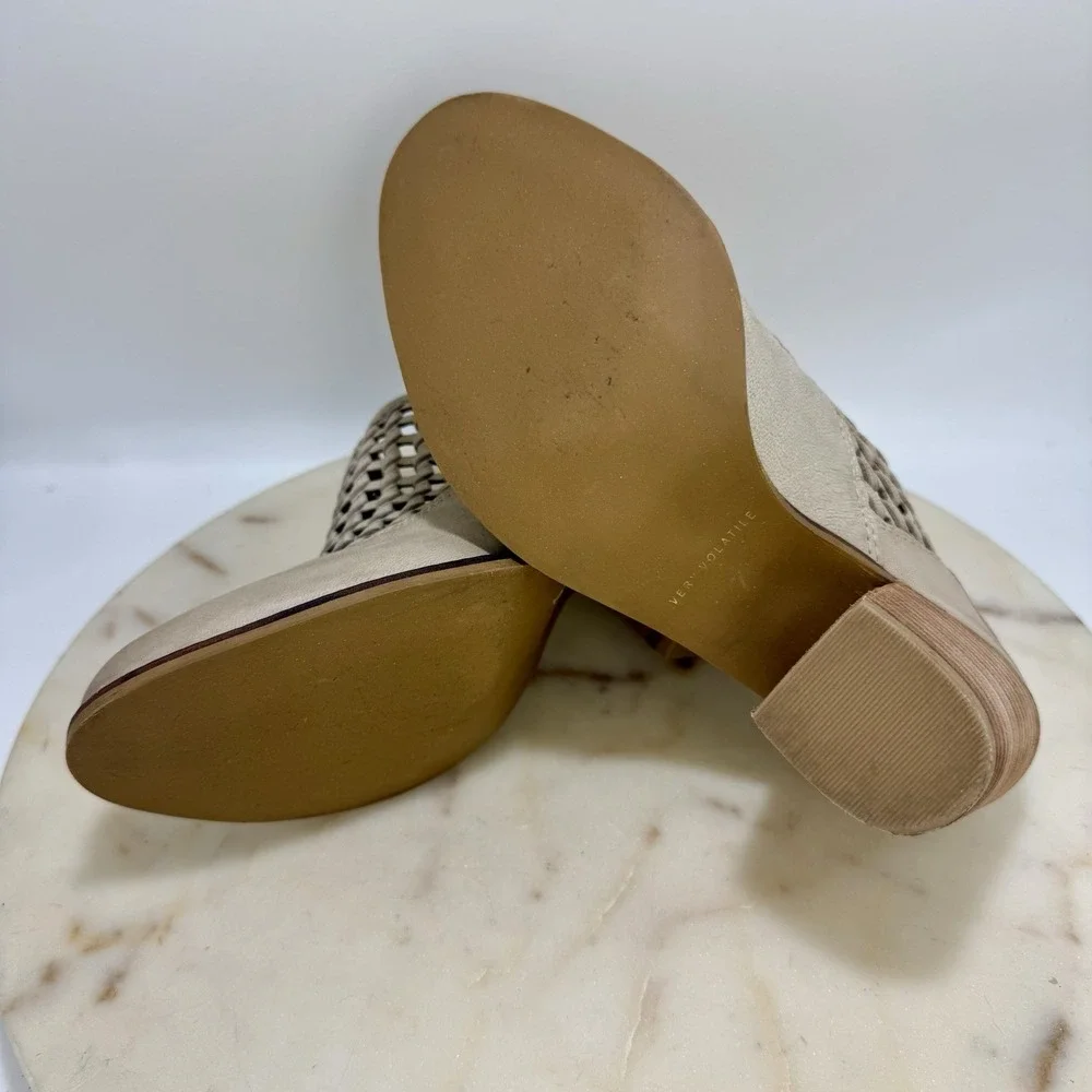 VERY VOLATILE Los Angeles Gray Woven Leather Clog Mules Heels Women's Size 7
